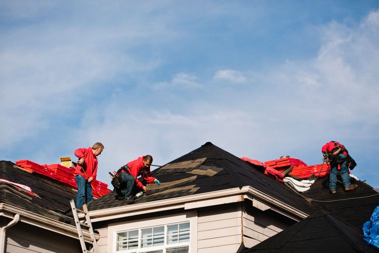 roofers-Team-on-Roof